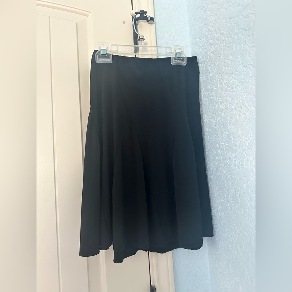 Black flowy skirt M